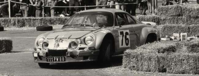 Ier Slalom de Fraize Fiche technique : 1ère édition, le x 1975. Organisé par l’écurie Gentiane (regroupement dans l’ASA Mirecourt : Ecurie Gentiane et ancienne ASA Xertigny) Parcours de 2 kms comportant de nombreuses chicanes. Ciel serein, Place de l’Eglise 88230 Fraize, 2000 spectateurs, une centaine d’engagés. Résultats : Pierre MÉNY Alpine A110 1600 S Groupe 4 xèmedu Classement général, xème du Groupe 4/5. Votre commentaire, anecdote, classement et/ou photos… : cont@ctez-moi ! Bibliographie : Témoignage Pierre Mény. Merci Francis Deiller. Ecurie Gentiane.