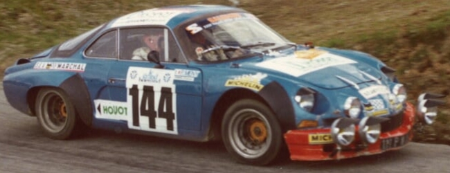 XXVIIIème Rallye du Mont Blanc 1976 Fiche technique : 28ème édition les samedi 29 et dimanche 30 mai 1976 (fête des Mères). Organisée par l’ASAC Mont Blanc avec le concours de Esso, le comité des fêtes de Thônes et le « Messager ». Ouvert aux groupes 1 à 5 : 13ème épreuve du championnat de France des rallyes (coef. 5), comptant aussi pour le championnat fédéral zone Sud-Est (10ème épreuve, coef. 5). Parcours long de 862 km dont 420 en 19 spéciales : Plan du Bois (spéciales n° 1 & 8) : 10 km Manigod les Avaris (spéciales n° 2 & 9) […]